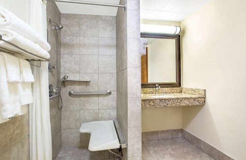 Howard Hotel | AmericInn by Wyndham Green Bay West