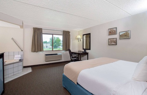 Howard Hotel | AmericInn by Wyndham Green Bay West