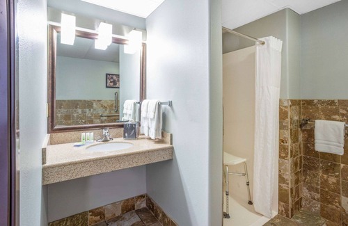 Monona Hotel | AmericInn by Wyndham Madison South