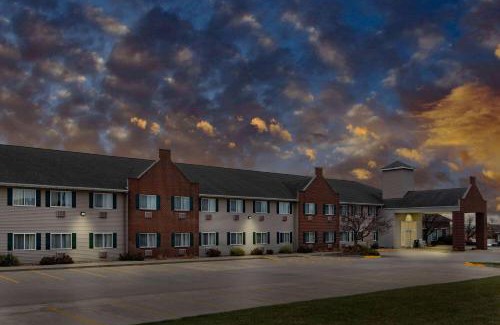 Pella Hotel | AmericInn by Wyndham Pella