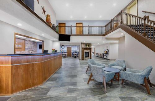 Pella Hotel | AmericInn by Wyndham Pella