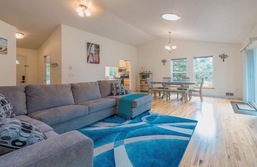 Kiwanda Shores House | Ammy's Beach House /Short Walk to Beach and Restaurants /BBQ /Jacuzzi