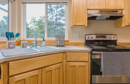 Kiwanda Shores House | Ammy's Beach House /Short Walk to Beach and Restaurants /BBQ /Jacuzzi
