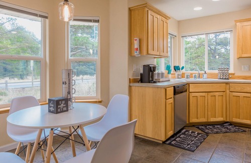 Kiwanda Shores House | Ammy's Beach House /Short Walk to Beach and Restaurants /BBQ /Jacuzzi