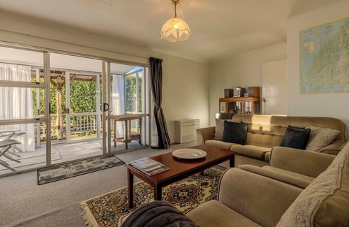 Te Anau Cottage | Amongst trees is this quaint cottage & within a 5-minute walk to town & beach