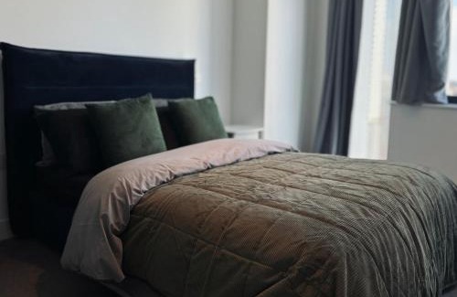 Canary Wharf Apartment | Amory Tower - High Rise Pinnacle