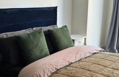 Canary Wharf Apartment | Amory Tower - High Rise Pinnacle