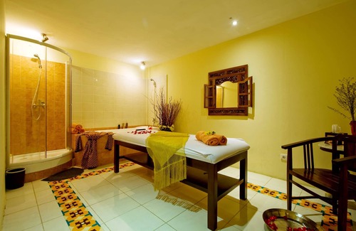 Melawai Hotel | Amos Cozy Hotel & Convention Hall