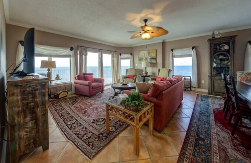 Orange Beach Condo | Ample corner unit on white sands in Orange Beach