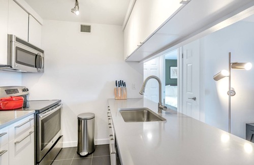 Foggy Bottom Apartment | Ample Foggy Bottom 2BR w/ W/D + Gym near shopping + metro by Blueground