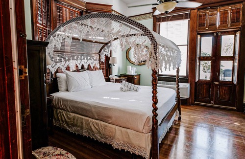 Historic Seaport House | Amsterdam's Curry Mansion Inn