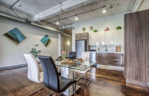 Downtown Dallas Apartment | Amyfinehouse | Breakfast+Valet+Walk to Conventions