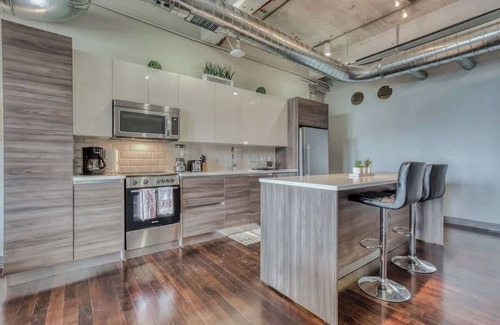 Downtown Dallas Apartment | Amyfinehouse | Breakfast + Valet + Pool + Gym Access