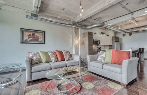 Downtown Dallas Apartment | Amyfinehouse | Breakfast + Valet + Pool + Gym Access