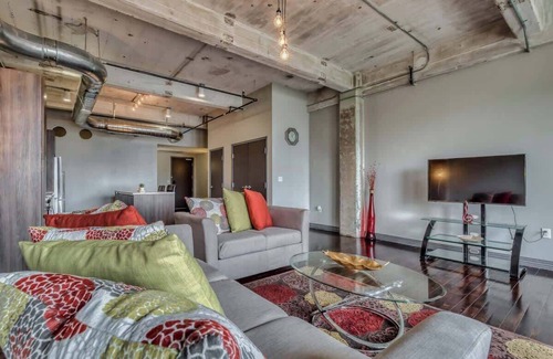 Downtown Dallas Apartment | Amyfinehouse | Breakfast + Valet + Pool + Gym Access