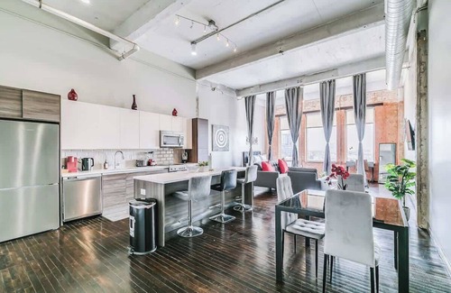 Downtown Dallas Apartment | Amyfinehouse| Breakfast+Valet+Steps to Attractions