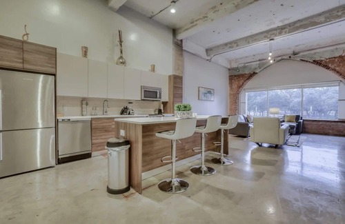 Downtown Dallas Condo | Amyfinehouse Downtown Dallas 2BR Loft Pool+Free Parking+Wifi+FreeBreakfast