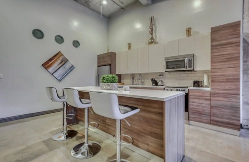 Downtown Dallas Condo | Amyfinehouse Downtown Dallas 2BR Loft Pool+Free Parking+Wifi+FreeBreakfast