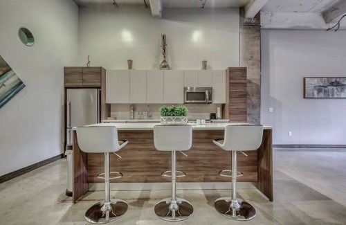 Downtown Dallas Condo | Amyfinehouse Downtown Dallas 2BR Loft Pool+Free Parking+Wifi+FreeBreakfast