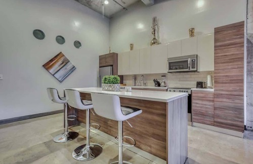 Downtown Dallas Apartment | Amyfinehouse | Free Breakfast for 8 Guests + Valet