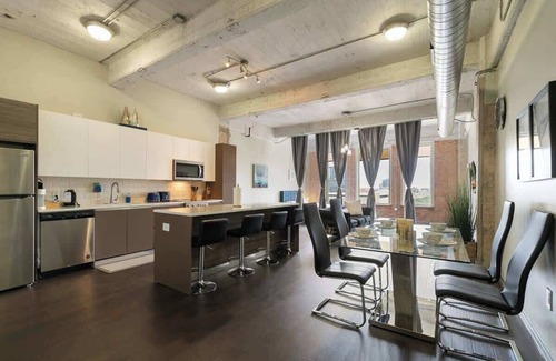 Downtown Dallas Apartment | Amyfinehouse | Free Breakfast for 8 Guests + Valet