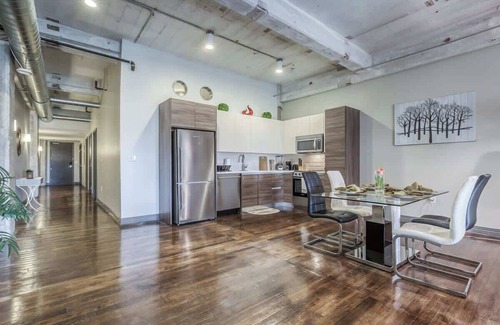 Downtown Dallas Apartment | Amyfinehouse |Modern 2BR Loft|Pool+Views+Gym+Valet
