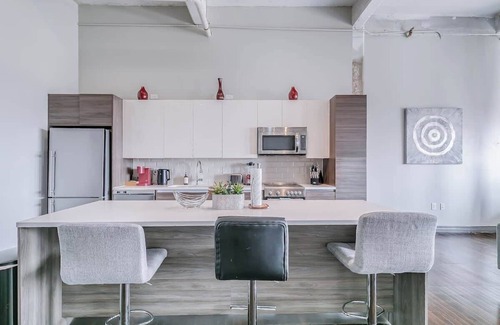 Downtown Dallas Apartment | Amyfinehouse |Modern 2BR Loft|Pool+Wifi+Desk+Valet