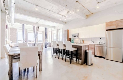 Downtown Dallas Apartment | Amyfinehouse | Spacious 3BR + Breakfast for 8 + Valet