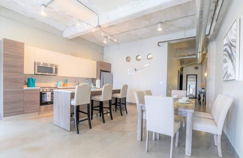 Downtown Dallas Apartment | Amyfinehouse | Spacious 3BR + Breakfast for 8 + Valet
