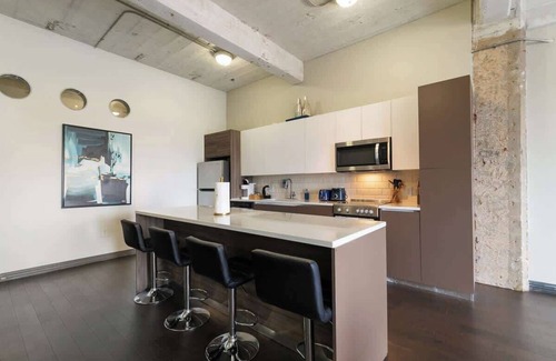 Downtown Dallas Apartment | Amyfinehouse|Spotless 2BR Loft|Pool+Desk+Valet+Gym