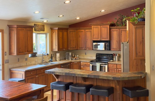Zion National Park South Entrance Apartment | AMZG Views, Walkable, Clean & Spacious 3 bdrm w/PATIO, right downtown! Sleeps 8