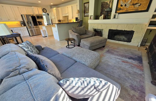 Rancho Penasquitos House | An Artist's Dream 4-Bedroom Retreat with Pool, Hot Tub, Firepit, BBQ island