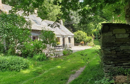 Plelauff House | An authentic farmhouse, in a green area