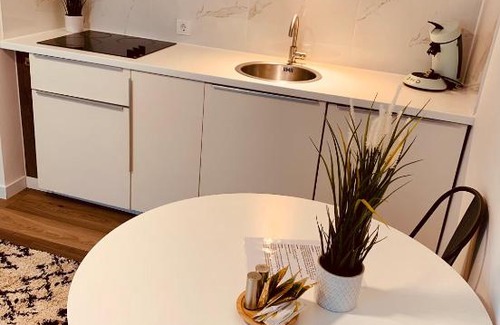 Homburg Apartment | An der Uni Klinik Homburg, Neueröffnung Exklusiv neu renoviertes Apartment mit Küche und Badezimmer
