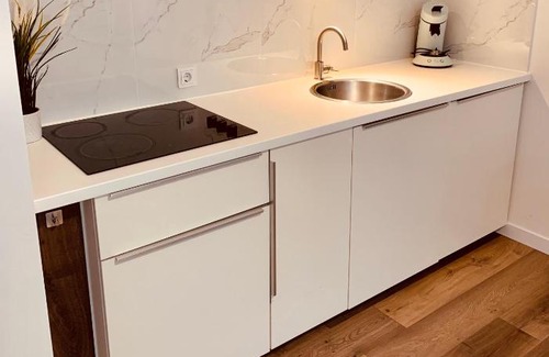 Homburg Apartment | An der Uni Klinik Homburg, Neueröffnung Exklusiv neu renoviertes Apartment mit Küche und Badezimmer