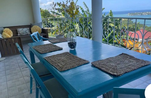 Reading House | An earthy, comfortable stay over looking the city. Close beaches, food, airport