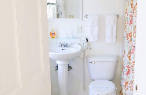 Dennis Port Bed & Breakfast | An English Garden Bed & Breakfast - Queen Room with Private Deck and Ocean View