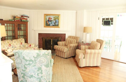 Dennis Port Bed & Breakfast | An English Garden Bed & Breakfast - King Room with Balcony