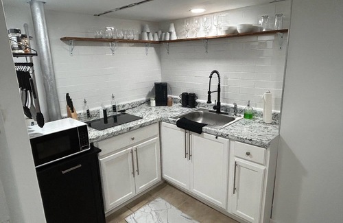 East Orange Apartment | An ideal peaceful getaway- 3-bedroom apartment in charming East Orange with WiFi