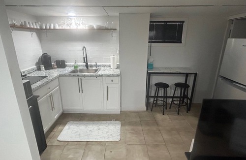 East Orange Apartment | An ideal peaceful getaway- 3-bedroom apartment in charming East Orange with WiFi
