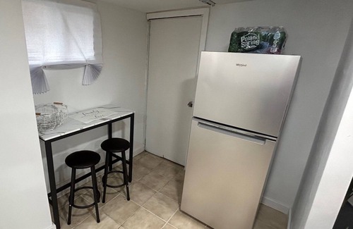 East Orange Apartment | An ideal peaceful getaway- 3-bedroom apartment in charming East Orange with WiFi
