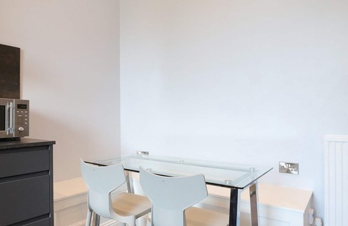 Newington Apartment | An impressive 3-bedroom apartment, sleeping 6 guests, in a fabulous location.