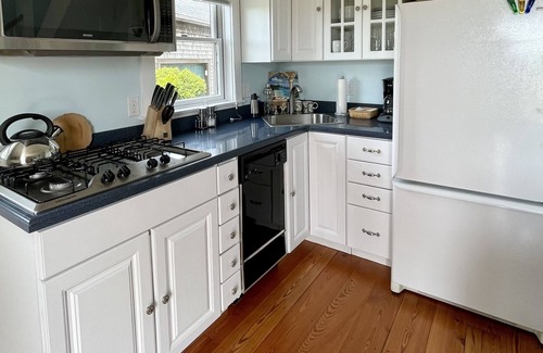 West of Town Cottage | An Unforgettable Romantic Retreat at Hidden Meadow Cottage for two adults