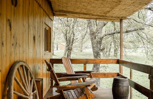 Saint-Paul-en-Born Ski Chalet | An unusual night in a cowboy's cabin on a western ranch