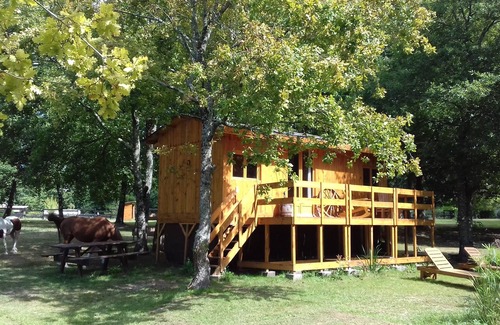 Saint-Paul-en-Born Ski Chalet | An unusual night in a cowboy's cabin on a western ranch