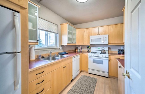 Anacortes Apartment | Anacortes Condo about 1 Mi to Marina and Fidalgo Bay!