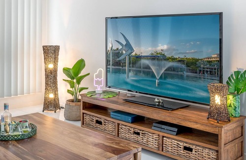 Trinity Beach House | Ananas Beach House🍍Private heated pool 🏊 5min walk to beach 🏝 Free Netflix🍿