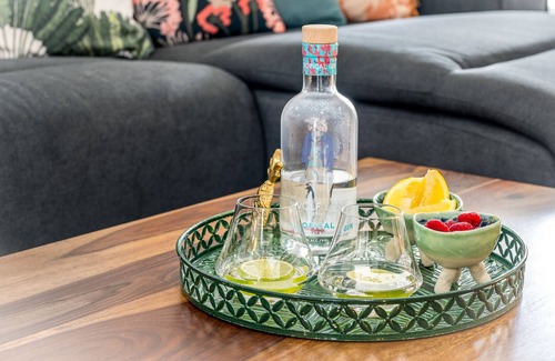 Trinity Beach House | Ananas Beach House🍍Private heated pool 🏊 5min walk to beach 🏝 Free Netflix🍿