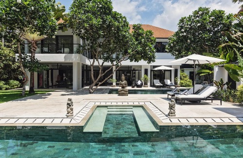 Sunset Road House | Anaya Manis | 9BR Seminyak Villa w/Gym & Pools