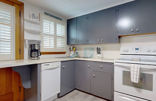 Southern Coast Apartment | Anchor Down Beach Cottage A|Pet Friendly| Bayley Vacation Renrtals